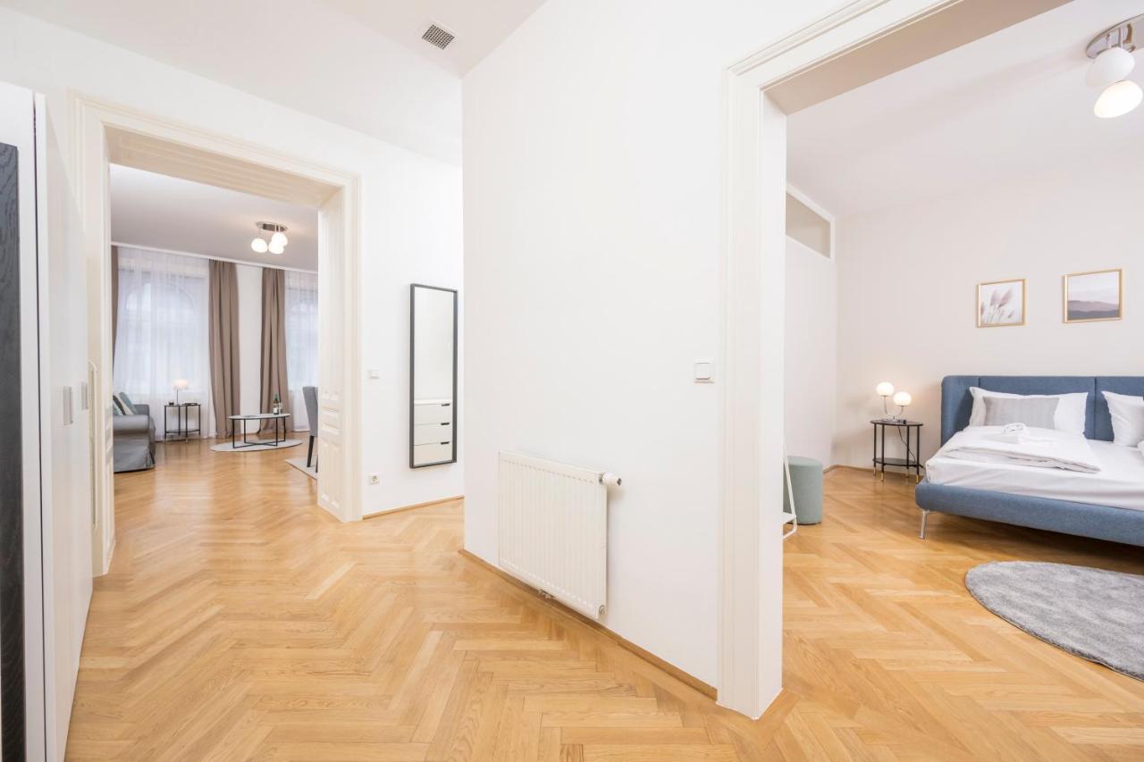Luxury Suites Liechtenstein Виена Екстериор снимка